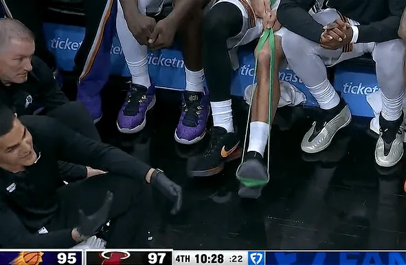 开云体育-布克目前已返回场边，用弹力带尝试着左脚脚踝的感觉