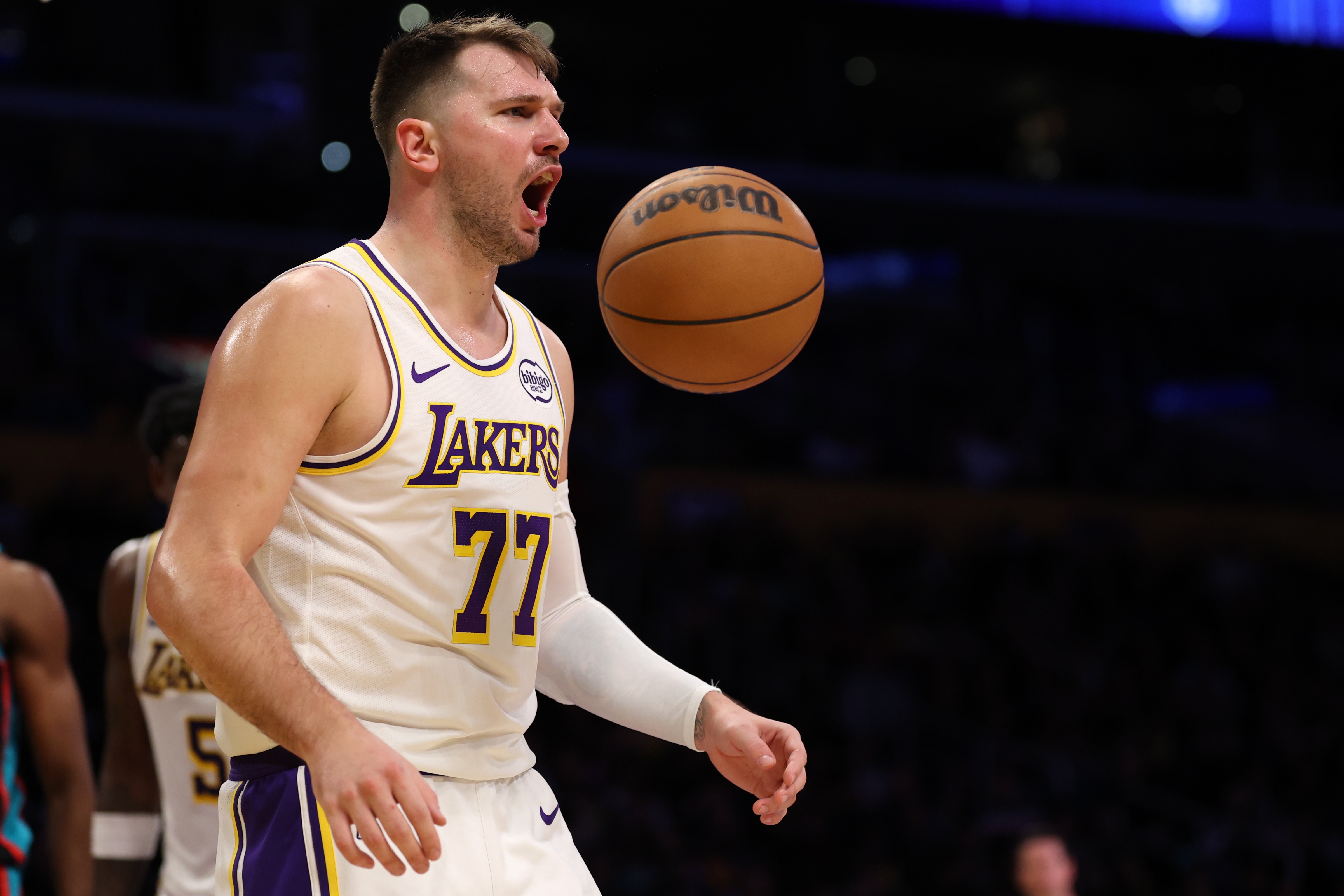 网页版登录入口-火力全开！东契奇半场5记三分拿下23分3板7助1帽 次节独得14分