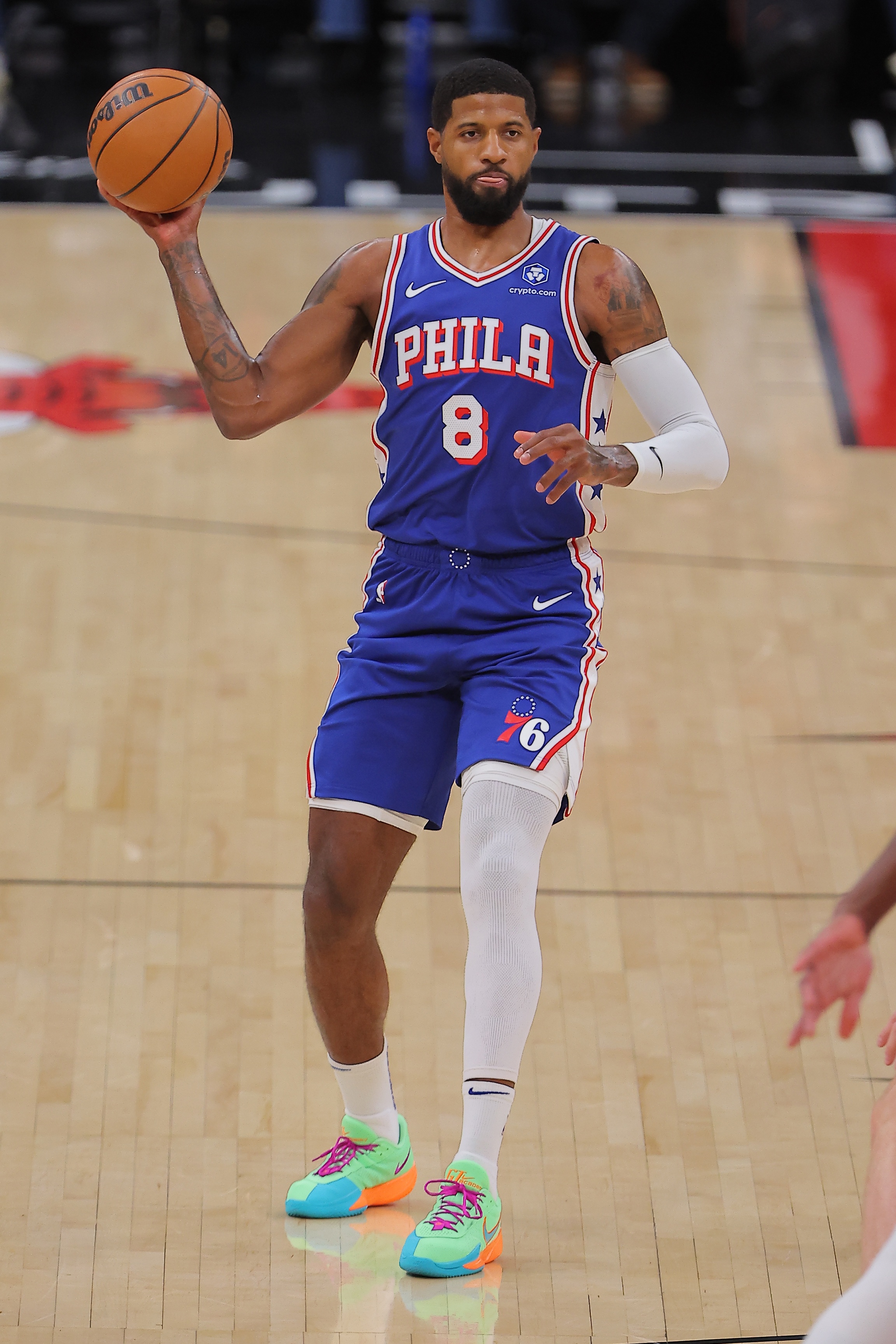 出手不多！乔治上半场6中3得8分1板1助2断 三分4中2