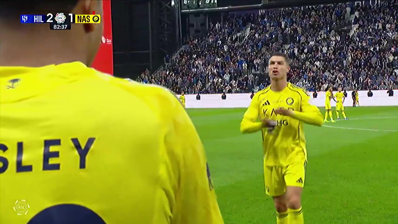 不太开心！球队落后C罗被换下时比划手势摇头念叨，主帅上前安抚