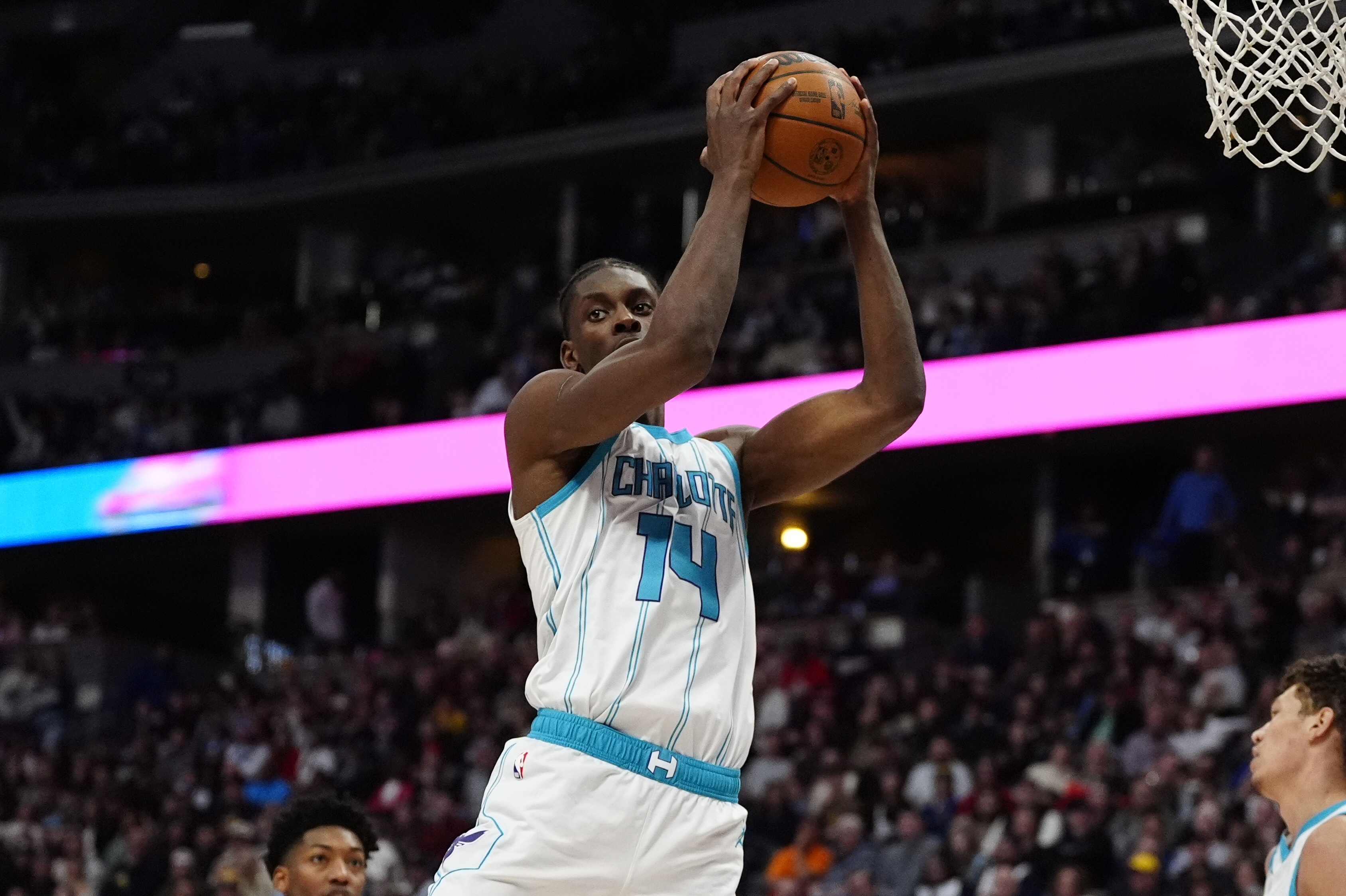 kaiyun 官网-黄雀在后！米切尔速推反击上篮 迪亚巴特奋力追防送钉板大帽