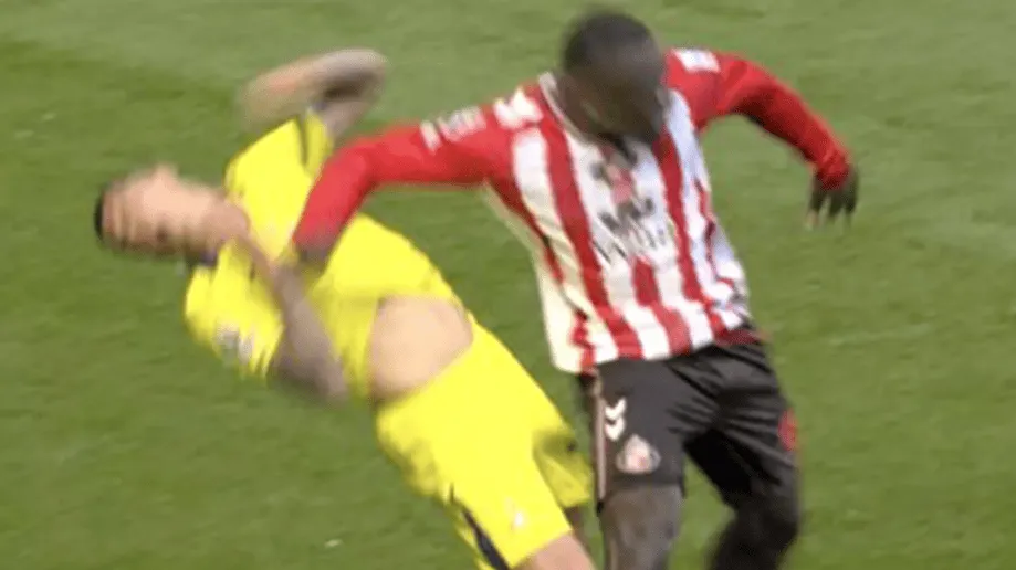 开云体育-布罗比肘击波罗仅染黄，球迷愤怒：换成罗梅罗早被终身禁赛